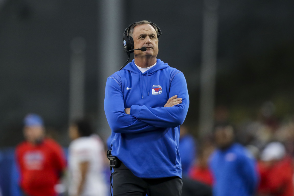 Nov 20, 2021; Cincinnati, Ohio, USA; Southern Methodist Mustangs head coach Sonny Dykes during the first half against the Cincinnati Bearcats at Nippert Stadium